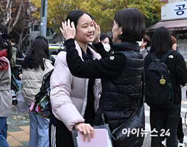 '내 새끼, 잘 보고 와'