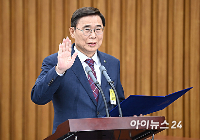 선서하는 이종석 국정원장 후보자