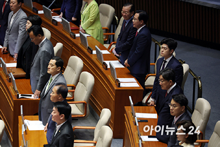 이재명 대통령 입장 지켜보는 국민의힘 의원들