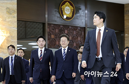 본회의장 나서는 이재명 대통령