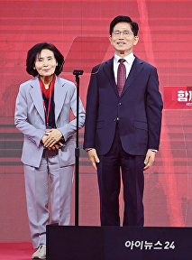 아내와 기념촬영하는 김문수 대선 후보