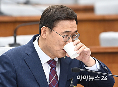 목 축이는 이종석 국정원장 후보자