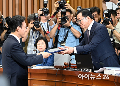 선서문 제출하는 김민석 국무총리 후보자