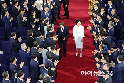 참석자들과 인사하는 이재명 대통령 부부