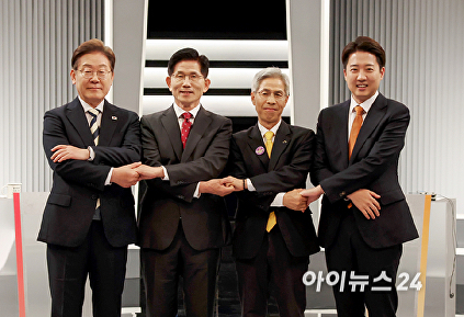 후보자 토론회에 앞서 기념촬영하는 이재명-김문수-이준석-권영국