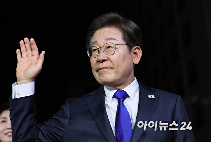 '당선 확실' 손 흔드는 이재명