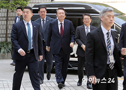 법원 지상으로 공개 출석하는 윤석열 전 대통령