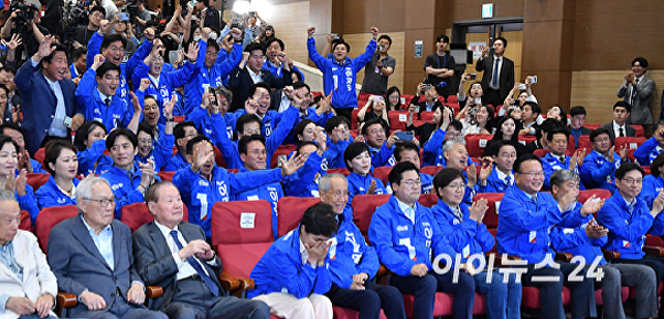 출구조사 결과에 기뻐하는 민주당