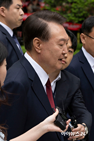 윤석열 전 대통령 "윤 변호사가 말씀 하시죠"