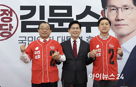 기념촬영하는 김문수-이정현-김기현