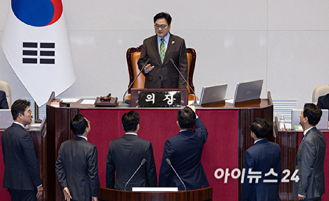 우원식 의장 발언에 항의하는 권성동 원내대표