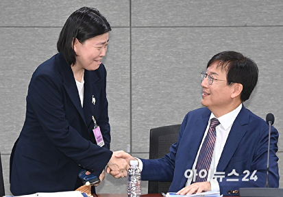 검찰개혁 긴급 공청회에서 인사 나누는 임은정-한동수