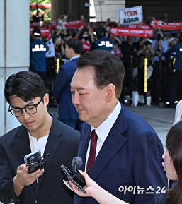 尹 전 대통령 내란혐의 8차 공판 출석