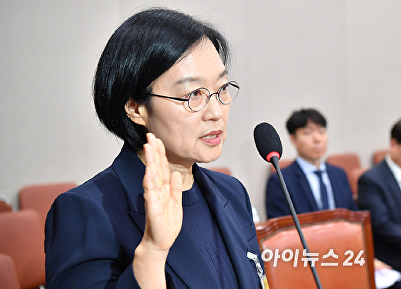 선서하는 한성숙 후보자