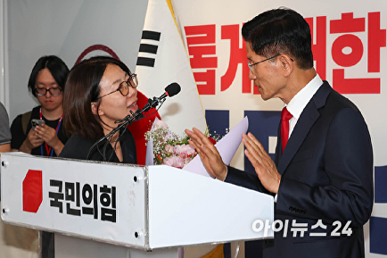 꽃다발 사양하는 김문수