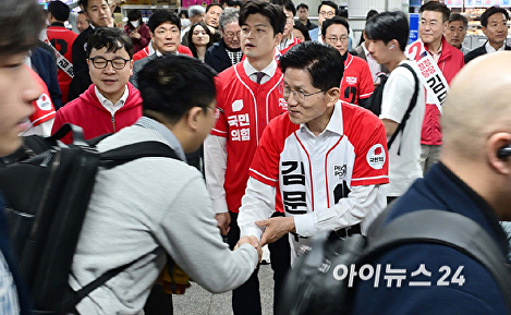 출근길 시민들과 인사하는 김문수 후보