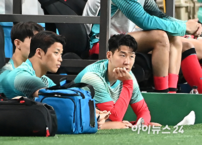 벤치에서 경기 지켜보는 손흥민