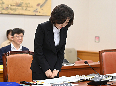 인사하는 이진숙 후보자