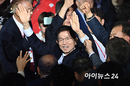 입장하는 김문수