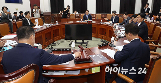 국회 정보위원회 전체회의