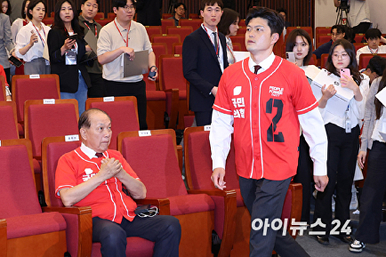 퇴장하는 김용태 비대위원장