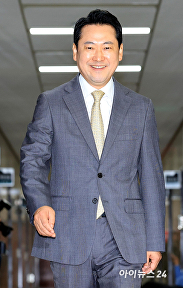 기자회견 참석하는 장동혁 신임 당대표
