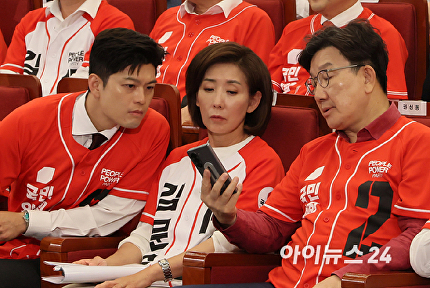 휴대폰 확인하는 김용태·나경원·권성동