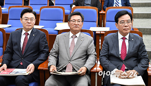 원내대표 선출 의총 참석한 김성원-이헌승-송언석