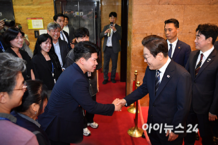 국회 나서며 직원들과 인사 나누는 이재명 대통령