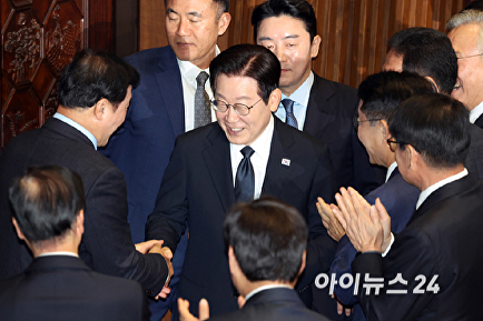 의원들과 인사하는 이재명 대통령