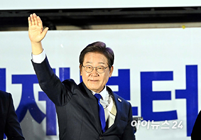 지지자들에게 인사하는 이재명 후보