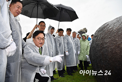 제헌절 기념 상징석 글귀 읽는 우원식 의장