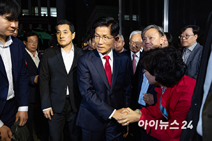 기자회견 위해 중앙당사 들어서는 김문수