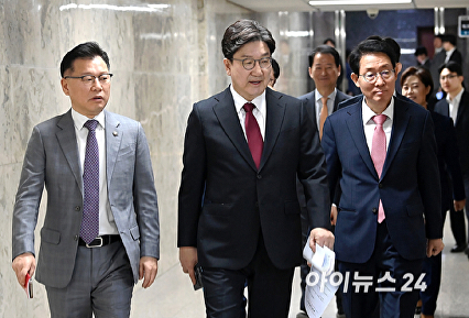 원내대책회의 참석하는 국민의힘 지도부
