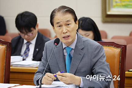답변하는 권오을 후보자