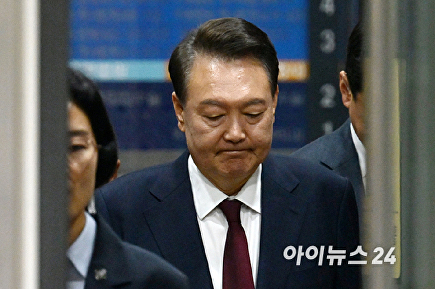 굳은 표정으로 법원 나서는 윤석열 전 대통령