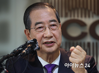 기자간담회에서 발언하는 한덕수