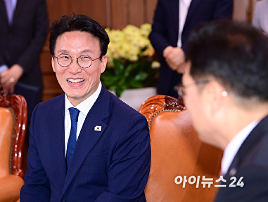 국회의장 찾아 미소 짓는 김민석 국무총리
