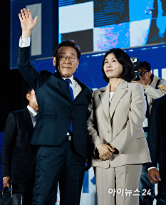 인사하는 이재명-김혜경