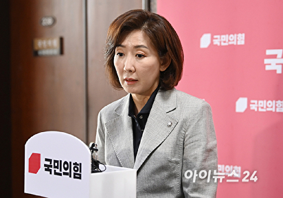 4선 이상 의원 간담회 마치고 답변하는 나경원 의원