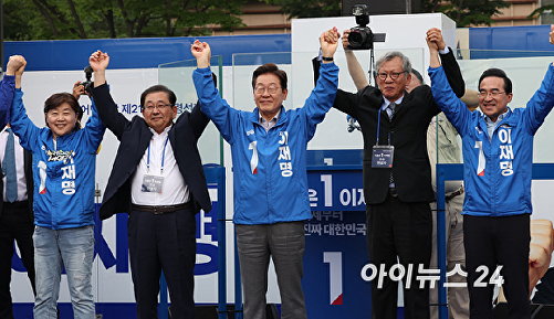 지지자들에게 인사하는 이재명 대선 후보