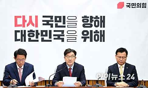 발언하는 권성동 원내대표