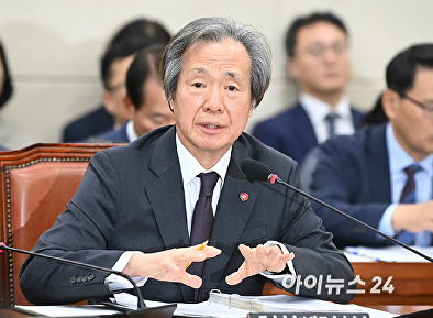 답변하는 정기석 국민건강보험공단 이사장
