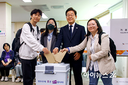 청년들과 사전 투표하는 이재명 후보