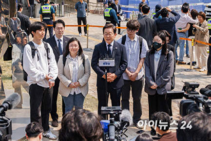 사전투표 마치고 백브리핑하는 이재명