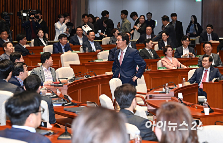 김문수 향해 항의하는 국민의힘 의원들