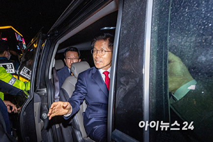 패배 승복 기자회견 마치고 떠나는 김문수