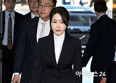 [아이포토] '운명의 날' 김건희 구속 영장 심사 출석…헌정사 첫 전 대통령 부부 동시 구속되나