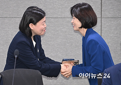 검찰개혁 긴급 공청회에서 만난 임은정 동부지검장-박은정 의원