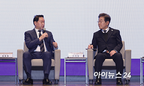 이재명 후보에게 정책 제언하는 최태원 회장